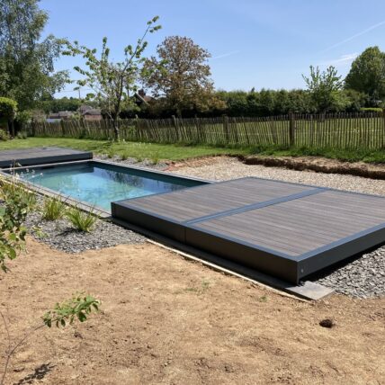 Terrasse mobile position ouverte pour piscine STILYS